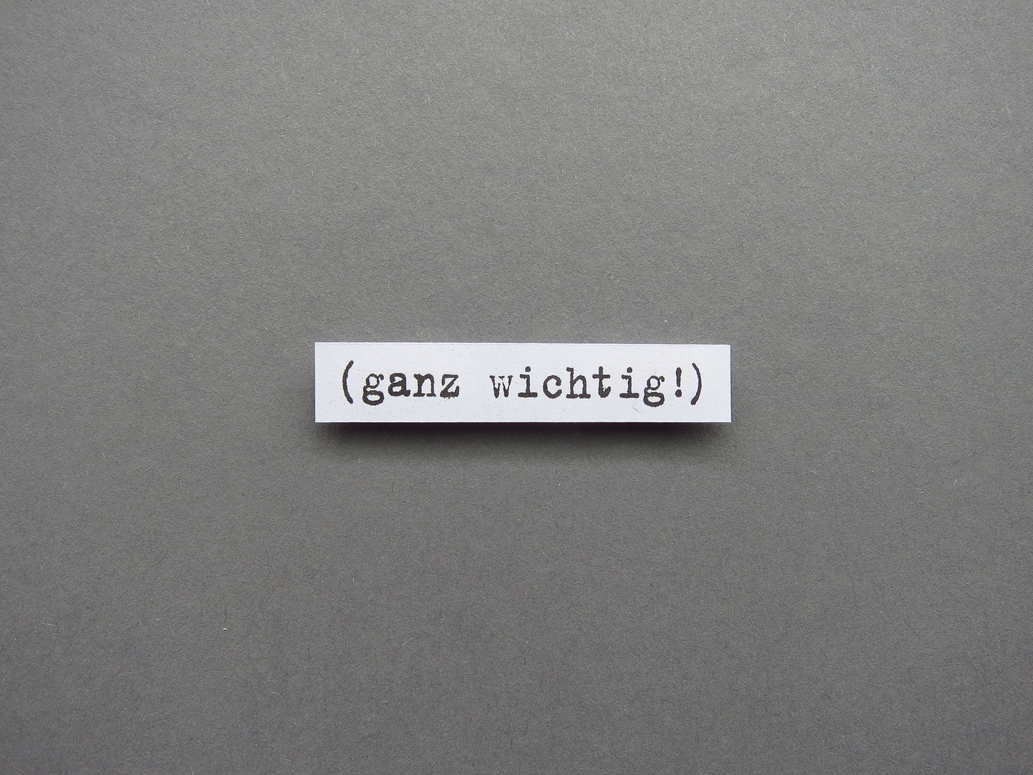 Bild mit Schriftzug ganz wichtig mit Ausrufezeichen und in Klammern