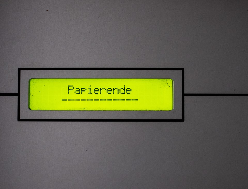 Foto mit leuchtendem Button auf dem Papierende steht