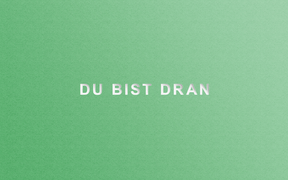 Schriftzug Du bist dran auf grünem Hintergrund